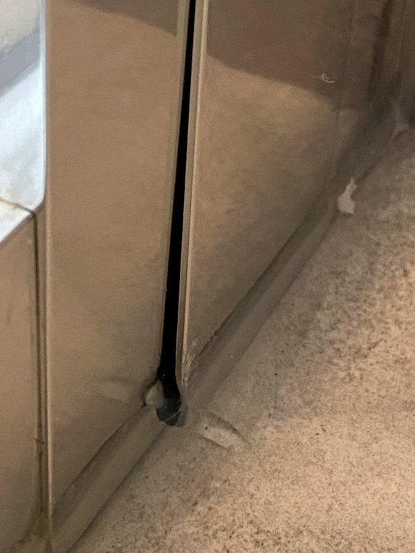 BAU.DE / BAU-Forum: 4. Bild zu Frage "Dusche mit Alurahmen undicht: Ursachen, Abdichtung & Risiken bei Neubauwohnung?" im BAU-Forum "Sanitär, Bad, Dusche, WC" BAU.DE / BAU-Forum: 4. Bild zu Frage "Dusche mit Alurahmen undicht: Ursachen, Abdichtung & Risiken bei Neubauwohnung?" im BAU-Forum "Sanitär, Bad, Dusche, WC"