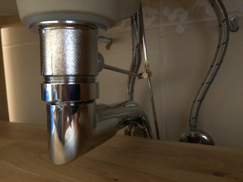 BAU.DE / BAU-Forum: 2. Bild zu Frage "Lauter Wasserabfluss nach Siphon-Tausch: Ursachen für Gluckern & Lösungen?" im BAU-Forum "Sanitär, Bad, Dusche, WC" BAU.DE / BAU-Forum: 2. Bild zu Frage "Lauter Wasserabfluss nach Siphon-Tausch: Ursachen für Gluckern & Lösungen?" im BAU-Forum "Sanitär, Bad, Dusche, WC"