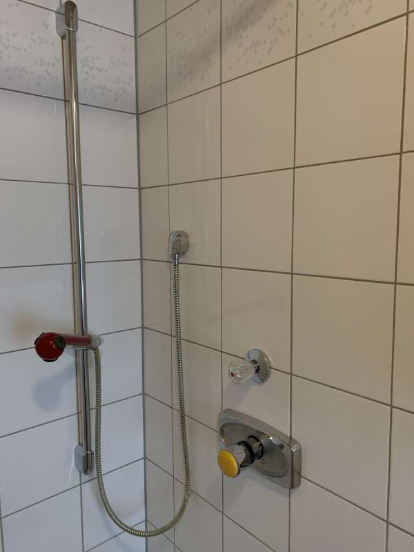 BAU.DE / BAU-Forum: 1. Bild zu Frage "Duscharmatur austauschen: Welche Armatur passt? Ratgeber für Standardanschlüsse" im BAU-Forum "Sanitär, Bad, Dusche, WC" BAU.DE / BAU-Forum: 1. Bild zu Frage "Duscharmatur austauschen: Welche Armatur passt? Ratgeber für Standardanschlüsse" im BAU-Forum "Sanitär, Bad, Dusche, WC"