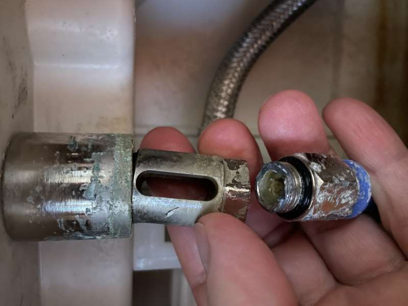 BAU.DE / BAU-Forum: 2. Bild zu Frage "Dusch-WC Schlauchanschluss undicht: Ursachen, Folgen & Lösungen für Wasserschaden?" im BAU-Forum "Sanitär, Bad, Dusche, WC" BAU.DE / BAU-Forum: 2. Bild zu Frage "Dusch-WC Schlauchanschluss undicht: Ursachen, Folgen & Lösungen für Wasserschaden?" im BAU-Forum "Sanitär, Bad, Dusche, WC"