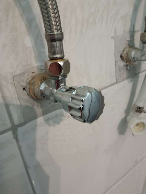 BAU.DE / BAU-Forum: 1. Bild zu Frage "Dusche undicht: Ursachen finden, Abdichtung prüfen & Kosten für Reparatur?" im BAU-Forum "Sanitär, Bad, Dusche, WC" BAU.DE / BAU-Forum: 1. Bild zu Frage "Dusche undicht: Ursachen finden, Abdichtung prüfen & Kosten für Reparatur?" im BAU-Forum "Sanitär, Bad, Dusche, WC"