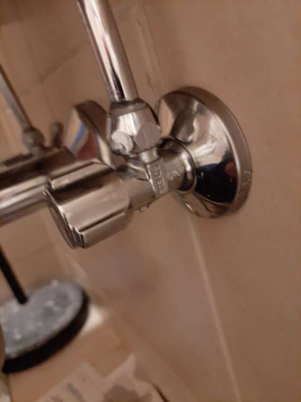 BAU.DE / BAU-Forum: 1. Bild zu Frage "Waschbecken Zulaufstrang undicht: Ursachen, Reparatur & Kosten für Laien?" im BAU-Forum "Sanitär, Bad, Dusche, WC" BAU.DE / BAU-Forum: 1. Bild zu Frage "Waschbecken Zulaufstrang undicht: Ursachen, Reparatur & Kosten für Laien?" im BAU-Forum "Sanitär, Bad, Dusche, WC"