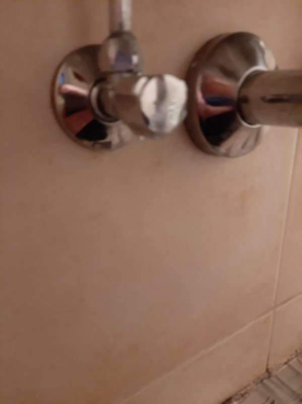 BAU.DE / BAU-Forum: 2. Bild zu Frage "Waschbecken Zulaufstrang undicht: Ursachen, Reparatur & Kosten für Laien?" im BAU-Forum "Sanitär, Bad, Dusche, WC" BAU.DE / BAU-Forum: 2. Bild zu Frage "Waschbecken Zulaufstrang undicht: Ursachen, Reparatur & Kosten für Laien?" im BAU-Forum "Sanitär, Bad, Dusche, WC"