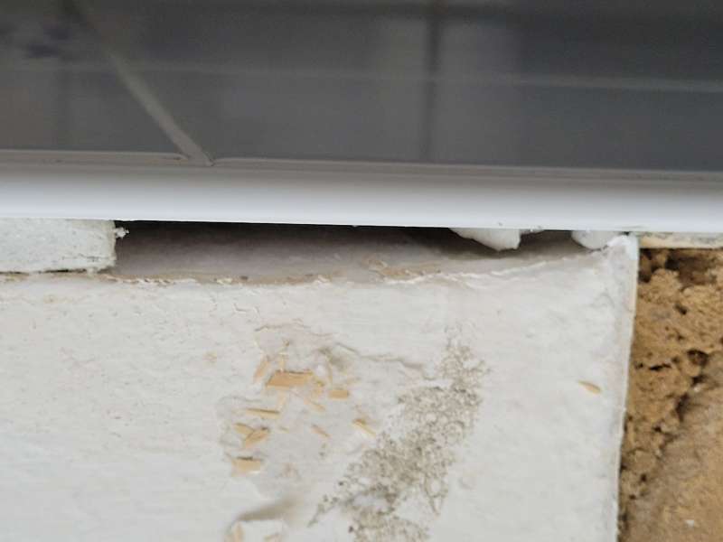 BAU.DE / BAU-Forum: 4. Bild zu Frage "Schimmel unter Fliesen" im Forum "Sanitär, Bad, Dusche, WC" BAU.DE / BAU-Forum: 4. Bild zu Frage "Schimmel unter Fliesen" im Forum "Sanitär, Bad, Dusche, WC"