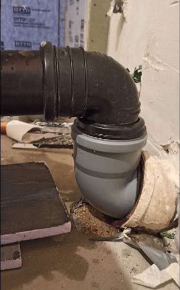 BAU.DE / BAU-Forum: 1. Bild zu Antwort "Altbau-Sanierung: Gussrohr-Anschluss mit 67 Grad Bogen – Update" auf die Frage "Gussrohr WC-Abfluss verbinden: Adapter, Alternativen & Fachmann-Tipps für Altbau" im BAU-Forum "Sanitär, Bad, Dusche, WC" BAU.DE / BAU-Forum: 1. Bild zu Antwort "Altbau-Sanierung: Gussrohr-Anschluss mit 67 Grad Bogen – Update" auf die Frage "Gussrohr WC-Abfluss verbinden: Adapter, Alternativen & Fachmann-Tipps für Altbau" im BAU-Forum "Sanitär, Bad, Dusche, WC"