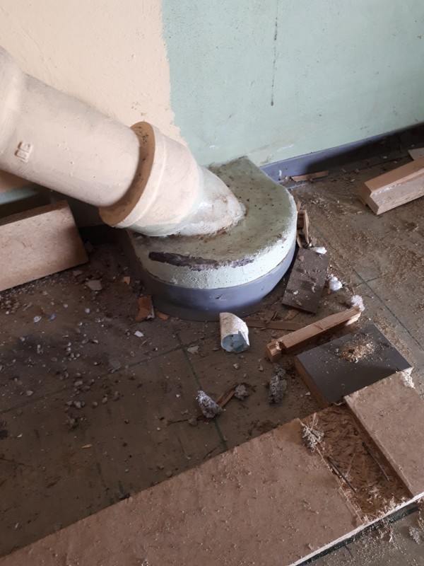 BAU.DE / BAU-Forum: 1. Bild zu Frage "Gussrohr-Anschluss am Kellerboden: Sockel, Deckel & Gussmuffe – Was tun?" im BAU-Forum "Sanitär, Bad, Dusche, WC" BAU.DE / BAU-Forum: 1. Bild zu Frage "Gussrohr-Anschluss am Kellerboden: Sockel, Deckel & Gussmuffe – Was tun?" im BAU-Forum "Sanitär, Bad, Dusche, WC"