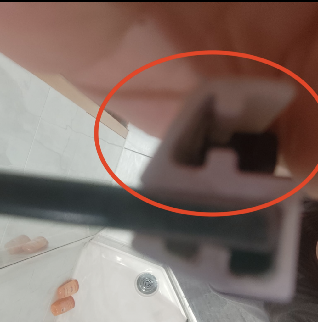 BAU.DE / BAU-Forum: 1. Bild zu Frage "Duschtür Dichtungsprofil (vertikal) finden: Magnet, Einsteckdichtung – Wo kaufen?" im BAU-Forum "Sanitär, Bad, Dusche, WC" BAU.DE / BAU-Forum: 1. Bild zu Frage "Duschtür Dichtungsprofil (vertikal) finden: Magnet, Einsteckdichtung – Wo kaufen?" im BAU-Forum "Sanitär, Bad, Dusche, WC"