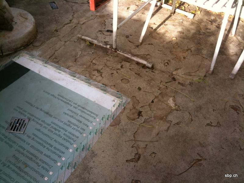 BAU.DE / BAU-Forum: 3. Bild zu Antwort "Triflex-Schaden: Spröde Abdichtung führt zu Wassereintritt!" auf die Frage "Dachterrassen-Sanierung mangelhaft: Nachbesserung, Rechte & Vorgehen bei Triflex?" im BAU-Forum "Modernisierung / Sanierung / Bauschäden" BAU.DE / BAU-Forum: 3. Bild zu Antwort "Triflex-Schaden: Spröde Abdichtung führt zu Wassereintritt!" auf die Frage "Dachterrassen-Sanierung mangelhaft: Nachbesserung, Rechte & Vorgehen bei Triflex?" im BAU-Forum "Modernisierung / Sanierung / Bauschäden"
