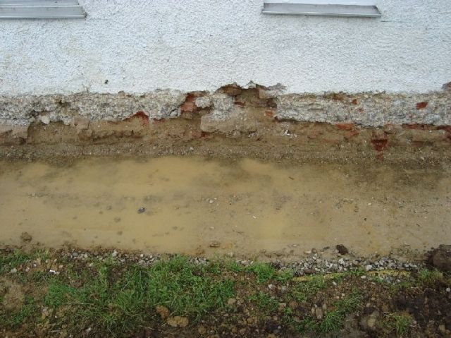 BAU.DE / BAU-Forum: 1. Bild zu Antwort "Mauer Unterfangen: Feuchtigkeitsschäden, Drainage & Alternativen" auf die Frage "Mauer unterfangen in Bayern: Kosten, Ablauf & Fachfirmen für Altbau?" im BAU-Forum "Modernisierung / Sanierung / Bauschäden" BAU.DE / BAU-Forum: 1. Bild zu Antwort "Mauer Unterfangen: Feuchtigkeitsschäden, Drainage & Alternativen" auf die Frage "Mauer unterfangen in Bayern: Kosten, Ablauf & Fachfirmen für Altbau?" im BAU-Forum "Modernisierung / Sanierung / Bauschäden"