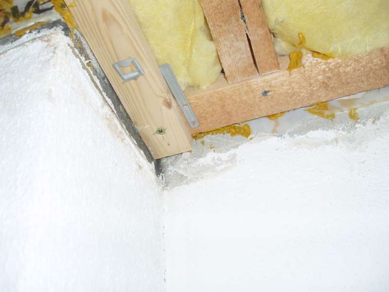 BAU.DE / BAU-Forum: 2. Bild zu Antwort "Dämmung am Kamin: Zustand hinter der Dampfbremse prüfen!" auf die Frage "Schwarze Verfärbung am Kamin der Brennwerttherme: Ursachen, Risiken & Sanierung?" im BAU-Forum "Modernisierung / Sanierung / Bauschäden" BAU.DE / BAU-Forum: 2. Bild zu Antwort "Dämmung am Kamin: Zustand hinter der Dampfbremse prüfen!" auf die Frage "Schwarze Verfärbung am Kamin der Brennwerttherme: Ursachen, Risiken & Sanierung?" im BAU-Forum "Modernisierung / Sanierung / Bauschäden"
