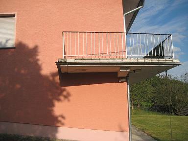 BAU.DE / BAU-Forum: 2. Bild zu Frage "Riss in Balkon-Kragplatte: Ursachen, Sanierung & Kosten für die Reparatur?" im BAU-Forum "Modernisierung / Sanierung / Bauschäden" BAU.DE / BAU-Forum: 2. Bild zu Frage "Riss in Balkon-Kragplatte: Ursachen, Sanierung & Kosten für die Reparatur?" im BAU-Forum "Modernisierung / Sanierung / Bauschäden"