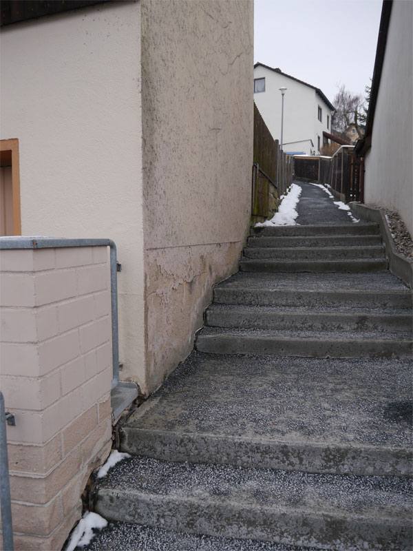 BAU.DE / BAU-Forum: 1. Bild zu Frage "Feuchte Garagenwand in Hanglage sanieren: Ursachen, Kosten & Abdichtung bei dichter Bebauung?" im BAU-Forum "Modernisierung / Sanierung / Bauschäden" BAU.DE / BAU-Forum: 1. Bild zu Frage "Feuchte Garagenwand in Hanglage sanieren: Ursachen, Kosten & Abdichtung bei dichter Bebauung?" im BAU-Forum "Modernisierung / Sanierung / Bauschäden"