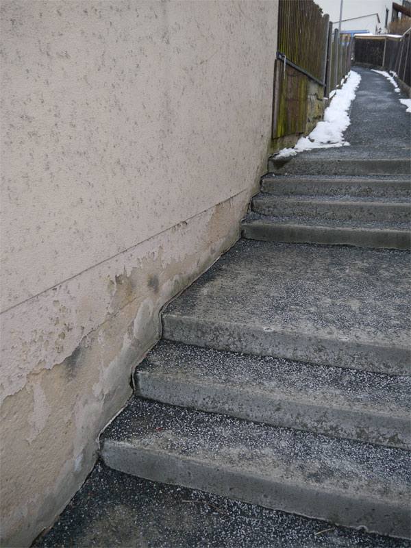 BAU.DE / BAU-Forum: 3. Bild zu Frage "Feuchte Garagenwand in Hanglage sanieren: Ursachen, Kosten & Abdichtung bei dichter Bebauung?" im BAU-Forum "Modernisierung / Sanierung / Bauschäden" BAU.DE / BAU-Forum: 3. Bild zu Frage "Feuchte Garagenwand in Hanglage sanieren: Ursachen, Kosten & Abdichtung bei dichter Bebauung?" im BAU-Forum "Modernisierung / Sanierung / Bauschäden"