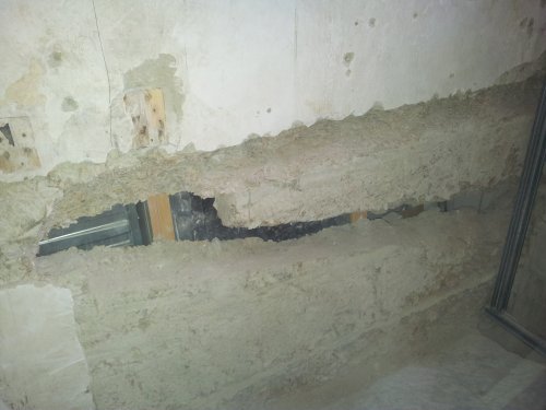 BAU.DE / BAU-Forum: 1. Bild zu Frage "Schaden in Zwischenwand zum Nachbarn im Reihenhaus: Ursachen, Risiken & Sanierung?" im BAU-Forum "Modernisierung / Sanierung / Bauschäden" BAU.DE / BAU-Forum: 1. Bild zu Frage "Schaden in Zwischenwand zum Nachbarn im Reihenhaus: Ursachen, Risiken & Sanierung?" im BAU-Forum "Modernisierung / Sanierung / Bauschäden"