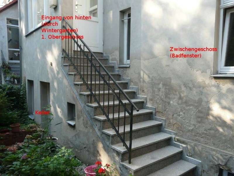 BAU.DE / BAU-Forum: 1. Bild zu Frage "Außenwand an der Treppe u. Keller nass  -  Maßnahmen?" im BAU-Forum "Modernisierung / Sanierung / Bauschäden"