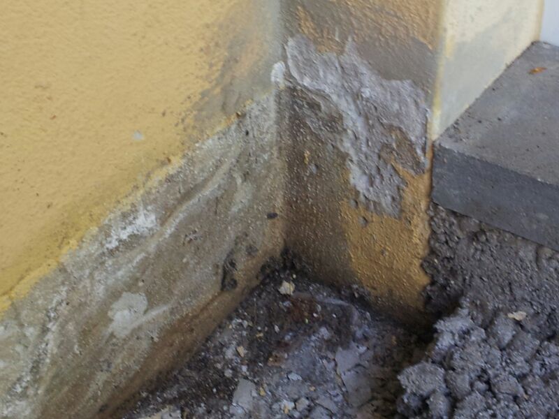 Bild zum BAU-Forumsbeitrag: Feuchtigkeitsschaden Sockel, wie vernünftig ausbessern? im Forum Modernisierung / Sanierung / Bauschäden