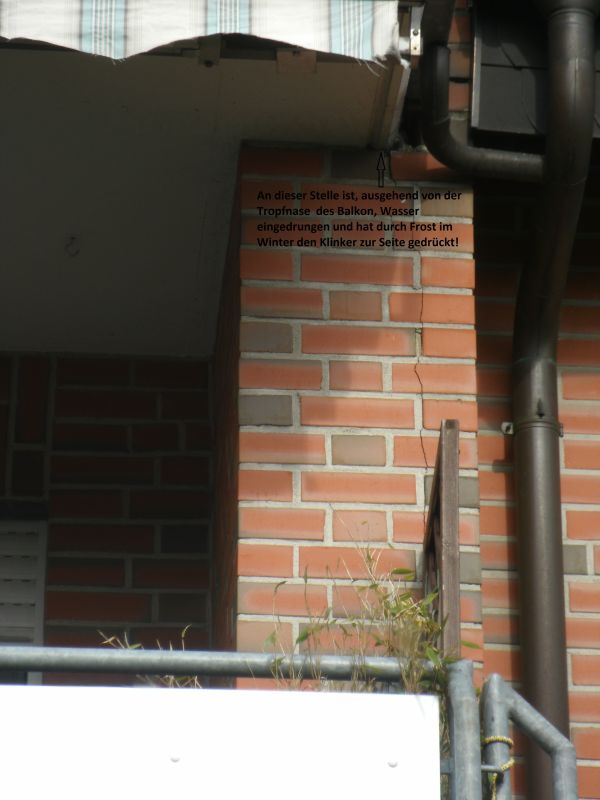 Bild zum BAU-Forumsbeitrag: Risse in Klinker-Fassade Baujahr 93 im Forum Modernisierung / Sanierung / Bauschäden