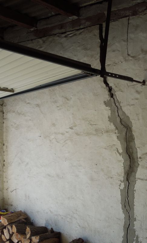 BAU.DE / BAU-Forum: 1. Bild zu Frage "Risse in Garagenwand: Standfestigkeit gefährdet? Ursachen, Reparatur & Kosten" im BAU-Forum "Modernisierung / Sanierung / Bauschäden" BAU.DE / BAU-Forum: 1. Bild zu Frage "Risse in Garagenwand: Standfestigkeit gefährdet? Ursachen, Reparatur & Kosten" im BAU-Forum "Modernisierung / Sanierung / Bauschäden"