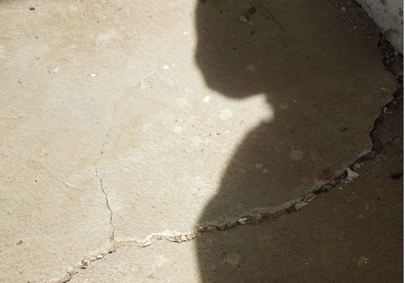 BAU.DE / BAU-Forum: 1. Bild zu Antwort "Garagenwand Risse: Baumängel durch Baujahr 1966?" auf die Frage "Risse in Garagenwand: Standfestigkeit gefährdet? Ursachen, Reparatur & Kosten" im BAU-Forum "Modernisierung / Sanierung / Bauschäden" BAU.DE / BAU-Forum: 1. Bild zu Antwort "Garagenwand Risse: Baumängel durch Baujahr 1966?" auf die Frage "Risse in Garagenwand: Standfestigkeit gefährdet? Ursachen, Reparatur & Kosten" im BAU-Forum "Modernisierung / Sanierung / Bauschäden"