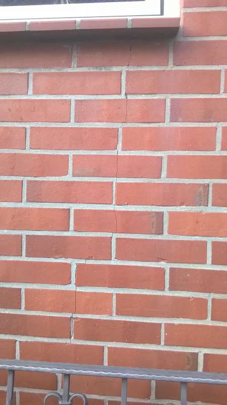 BAU.DE / BAU-Forum: 1. Bild zu Frage "Vertikaler Riss im Verblendmauerwerk unter Fenster: Ursachen, Risiken & Sanierung?" im BAU-Forum "Modernisierung / Sanierung / Bauschäden" BAU.DE / BAU-Forum: 1. Bild zu Frage "Vertikaler Riss im Verblendmauerwerk unter Fenster: Ursachen, Risiken & Sanierung?" im BAU-Forum "Modernisierung / Sanierung / Bauschäden"