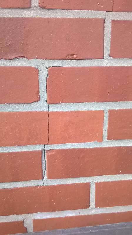 BAU.DE / BAU-Forum: 2. Bild zu Frage "Vertikaler Riss im Verblendmauerwerk unter Fenster: Ursachen, Risiken & Sanierung?" im BAU-Forum "Modernisierung / Sanierung / Bauschäden" BAU.DE / BAU-Forum: 2. Bild zu Frage "Vertikaler Riss im Verblendmauerwerk unter Fenster: Ursachen, Risiken & Sanierung?" im BAU-Forum "Modernisierung / Sanierung / Bauschäden"