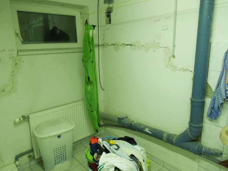 BAU.DE / BAU-Forum: 1. Bild zu Frage "Fundamentplatte gerissen: Ursachen, Risiken & Sanierungskosten für Kellerwände?" im BAU-Forum "Modernisierung / Sanierung / Bauschäden" BAU.DE / BAU-Forum: 1. Bild zu Frage "Fundamentplatte gerissen: Ursachen, Risiken & Sanierungskosten für Kellerwände?" im BAU-Forum "Modernisierung / Sanierung / Bauschäden"