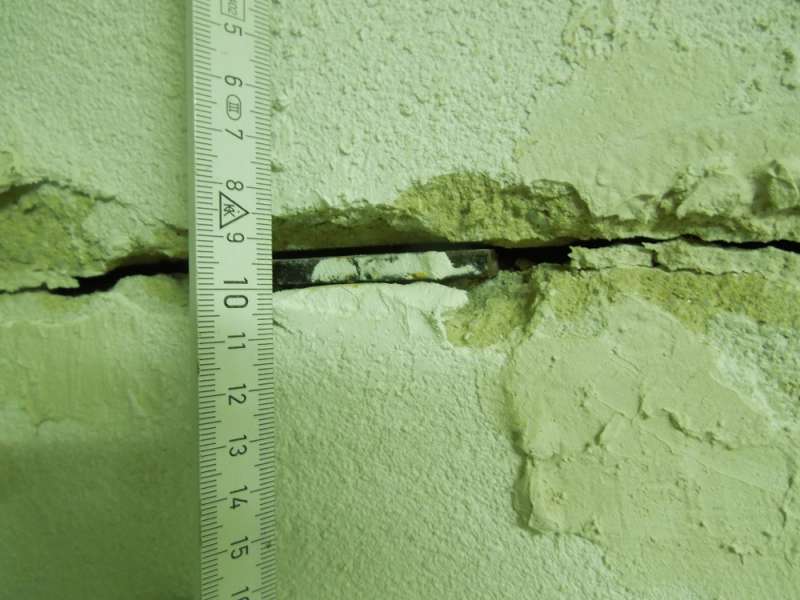 BAU.DE / BAU-Forum: 2. Bild zu Frage "Fundamentplatte gerissen: Ursachen, Risiken & Sanierungskosten für Kellerwände?" im BAU-Forum "Modernisierung / Sanierung / Bauschäden" BAU.DE / BAU-Forum: 2. Bild zu Frage "Fundamentplatte gerissen: Ursachen, Risiken & Sanierungskosten für Kellerwände?" im BAU-Forum "Modernisierung / Sanierung / Bauschäden"