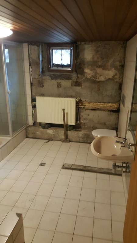 Bild zum BAU-Forumsbeitrag: Bad Sanierung wegen Feuchtigkeit an Außenwand  -  bitte um Hilfe! im Forum Modernisierung / Sanierung / Bauschäden