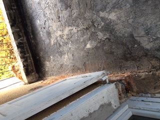 Bild zum BAU-Forumsbeitrag: Welcher Belag ist auf dem Betonboden? Anstrich Bitumen? Einbau 1979. Kann Asbest enthalten sein? im Forum Modernisierung / Sanierung / Bauschäden