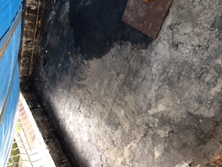 Bild zum BAU-Forumsbeitrag: Welcher Belag ist auf dem Betonboden? Anstrich Bitumen? Einbau 1979. Kann Asbest enthalten sein? im Forum Modernisierung / Sanierung / Bauschäden