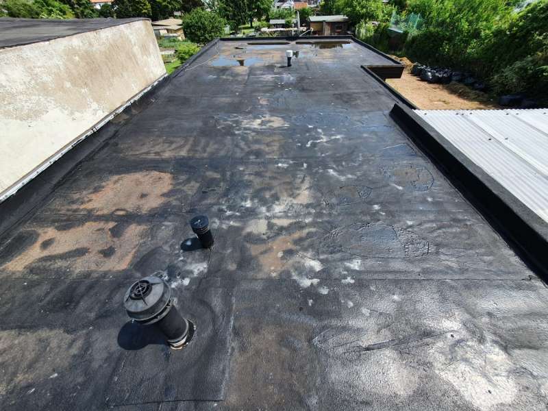 BAU.DE / BAU-Forum: 2. Bild zu Frage "Flachdach mit Bitumenbahnen sanieren" im BAU-Forum "Modernisierung / Sanierung / Bauschäden" BAU.DE / BAU-Forum: 2. Bild zu Frage "Flachdach mit Bitumenbahnen sanieren" im BAU-Forum "Modernisierung / Sanierung / Bauschäden"