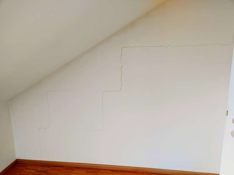 BAU.DE / BAU-Forum: 1. Bild zu Frage "Riss entlang des Ringankers und Mauerwerk Reihenmittelhaus" im BAU-Forum "Modernisierung / Sanierung / Bauschäden" BAU.DE / BAU-Forum: 1. Bild zu Frage "Riss entlang des Ringankers und Mauerwerk Reihenmittelhaus" im BAU-Forum "Modernisierung / Sanierung / Bauschäden"