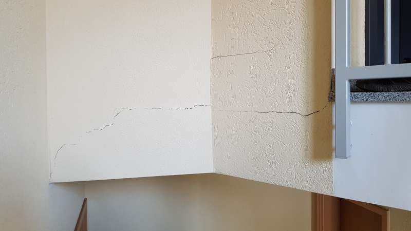 BAU.DE / BAU-Forum: 4. Bild zu Frage "Rissbildung im Treppenhaus" im BAU-Forum "Modernisierung / Sanierung / Bauschäden" BAU.DE / BAU-Forum: 4. Bild zu Frage "Rissbildung im Treppenhaus" im BAU-Forum "Modernisierung / Sanierung / Bauschäden"