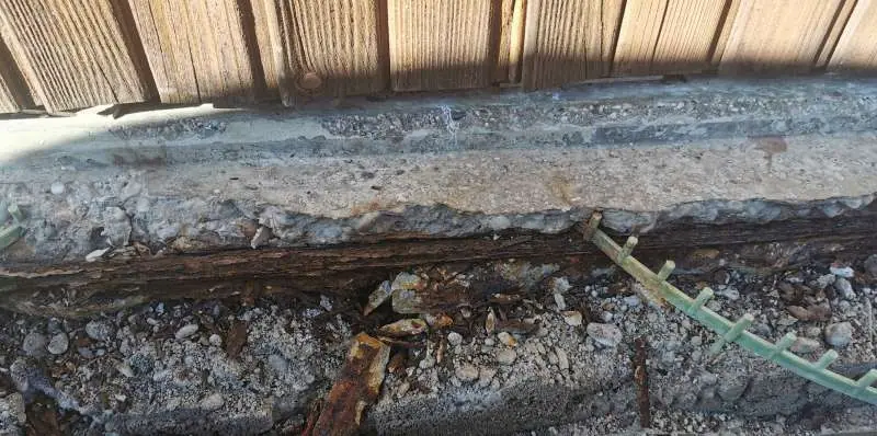 BAU.DE / BAU-Forum: 1. Bild zu Frage "Bewehrung Korrosion Fertiggarage" im BAU-Forum "Modernisierung / Sanierung / Bauschäden" BAU.DE / BAU-Forum: 1. Bild zu Frage "Bewehrung Korrosion Fertiggarage" im BAU-Forum "Modernisierung / Sanierung / Bauschäden"