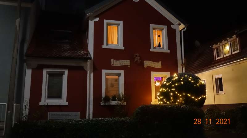 BAU.DE / BAU-Forum: 1. Bild zu Antwort "Luftfeuchte innen hat nichts mit Fassadenanstrich zu tun" auf die Frage "Elefantenhaut Fassade entfernen: Beizen, Fräsen? Kosten & Methoden für Altbau" im BAU-Forum "Modernisierung / Sanierung / Bauschäden" BAU.DE / BAU-Forum: 1. Bild zu Antwort "Luftfeuchte innen hat nichts mit Fassadenanstrich zu tun" auf die Frage "Elefantenhaut Fassade entfernen: Beizen, Fräsen? Kosten & Methoden für Altbau" im BAU-Forum "Modernisierung / Sanierung / Bauschäden"