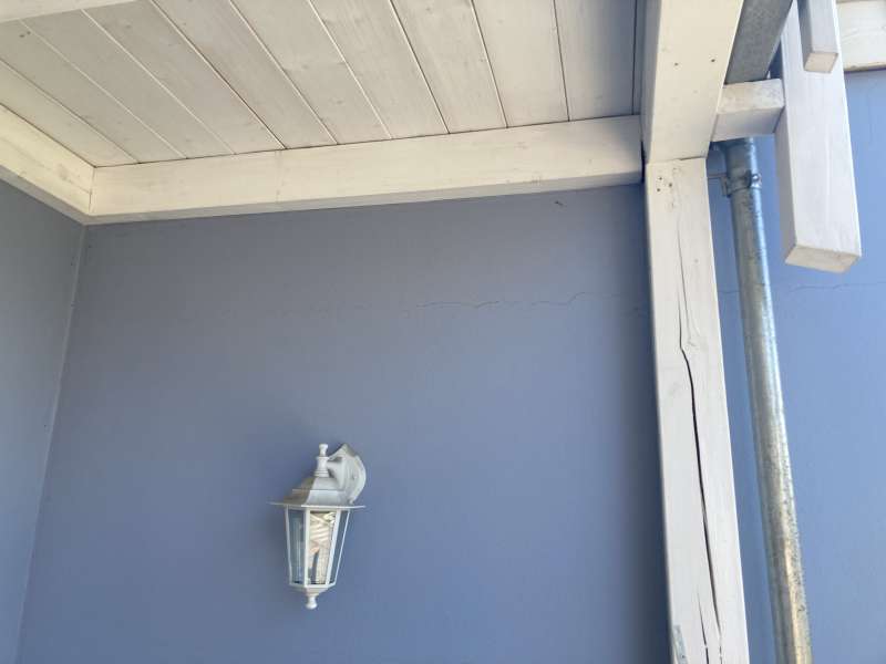 BAU.DE / BAU-Forum: 1. Bild zu Frage "Risse im Außenputz am Hanghaus nach 8 Jahren" im BAU-Forum "Modernisierung / Sanierung / Bauschäden" BAU.DE / BAU-Forum: 1. Bild zu Frage "Risse im Außenputz am Hanghaus nach 8 Jahren" im BAU-Forum "Modernisierung / Sanierung / Bauschäden"