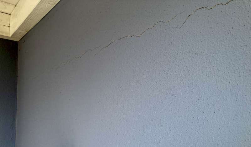 BAU.DE / BAU-Forum: 2. Bild zu Frage "Risse im Außenputz am Hanghaus nach 8 Jahren" im BAU-Forum "Modernisierung / Sanierung / Bauschäden" BAU.DE / BAU-Forum: 2. Bild zu Frage "Risse im Außenputz am Hanghaus nach 8 Jahren" im BAU-Forum "Modernisierung / Sanierung / Bauschäden"