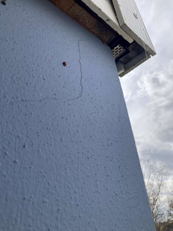 BAU.DE / BAU-Forum: 3. Bild zu Frage "Risse im Außenputz am Hanghaus nach 8 Jahren" im BAU-Forum "Modernisierung / Sanierung / Bauschäden" BAU.DE / BAU-Forum: 3. Bild zu Frage "Risse im Außenputz am Hanghaus nach 8 Jahren" im BAU-Forum "Modernisierung / Sanierung / Bauschäden"