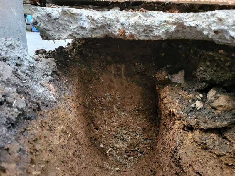 BAU.DE / BAU-Forum: 2. Bild zu Frage "Der Feuchtigkeit auf den Grund gehen - Kellerwand massiv?" im BAU-Forum "Modernisierung / Sanierung / Bauschäden" BAU.DE / BAU-Forum: 2. Bild zu Frage "Der Feuchtigkeit auf den Grund gehen - Kellerwand massiv?" im BAU-Forum "Modernisierung / Sanierung / Bauschäden"