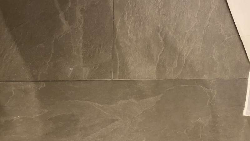 BAU.DE / BAU-Forum: 2. Bild zu Frage "Unterschiedliche Fliesenfugenfarben - ist das ein Mangel?" im BAU-Forum "Modernisierung / Sanierung / Bauschäden" BAU.DE / BAU-Forum: 2. Bild zu Frage "Unterschiedliche Fliesenfugenfarben - ist das ein Mangel?" im BAU-Forum "Modernisierung / Sanierung / Bauschäden"