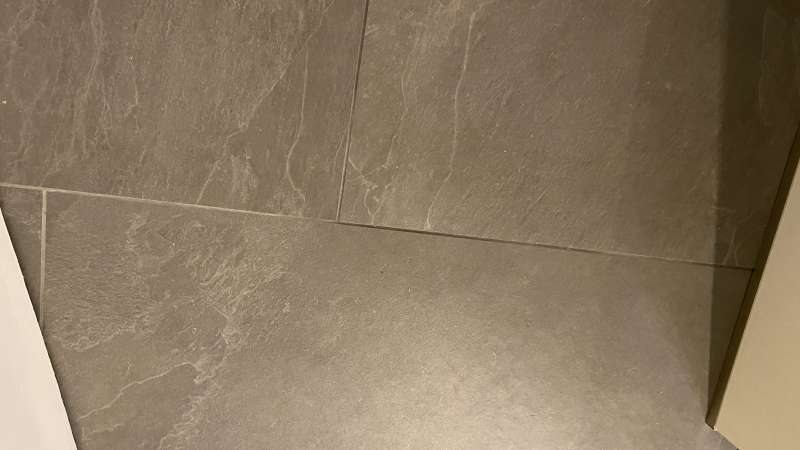 BAU.DE / BAU-Forum: 3. Bild zu Frage "Unterschiedliche Fliesenfugenfarben - ist das ein Mangel?" im BAU-Forum "Modernisierung / Sanierung / Bauschäden" BAU.DE / BAU-Forum: 3. Bild zu Frage "Unterschiedliche Fliesenfugenfarben - ist das ein Mangel?" im BAU-Forum "Modernisierung / Sanierung / Bauschäden"