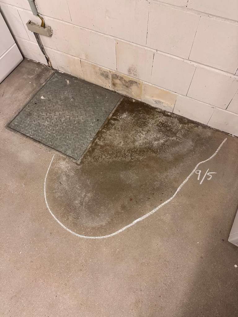 BAU.DE / BAU-Forum: 1. Bild zu Frage "Wasserschaden!! Feuchtigkeit und Schimmel im Keller woher???" im BAU-Forum "Modernisierung / Sanierung / Bauschäden" BAU.DE / BAU-Forum: 1. Bild zu Frage "Wasserschaden!! Feuchtigkeit und Schimmel im Keller woher???" im BAU-Forum "Modernisierung / Sanierung / Bauschäden"