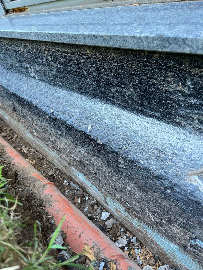 BAU.DE / BAU-Forum: 2. Bild zu Frage "Wassereintragung an 1. Steinreihe in mehrern Zimmern - Leckageorter überfragt :-/" im BAU-Forum "Modernisierung / Sanierung / Bauschäden" BAU.DE / BAU-Forum: 2. Bild zu Frage "Wassereintragung an 1. Steinreihe in mehrern Zimmern - Leckageorter überfragt :-/" im BAU-Forum "Modernisierung / Sanierung / Bauschäden"