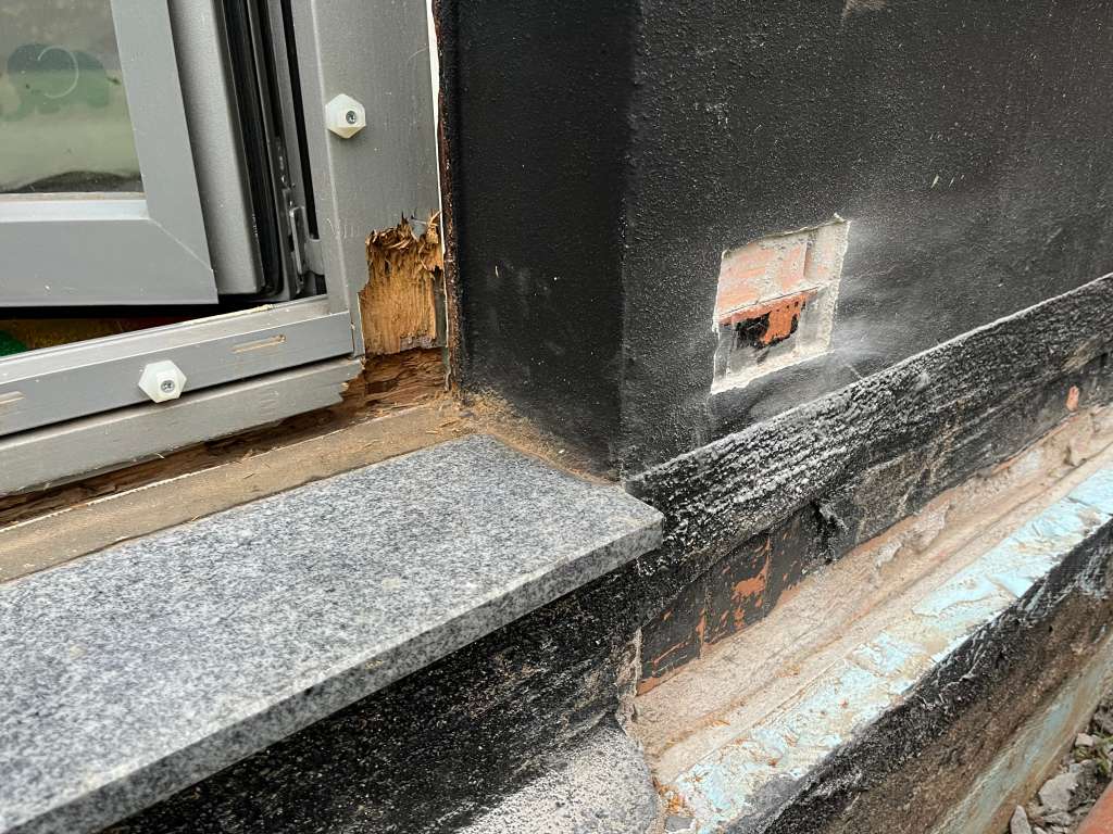 BAU.DE / BAU-Forum: 4. Bild zu Frage "Wassereintragung an 1. Steinreihe in mehrern Zimmern - Leckageorter überfragt :-/" im BAU-Forum "Modernisierung / Sanierung / Bauschäden" BAU.DE / BAU-Forum: 4. Bild zu Frage "Wassereintragung an 1. Steinreihe in mehrern Zimmern - Leckageorter überfragt :-/" im BAU-Forum "Modernisierung / Sanierung / Bauschäden"