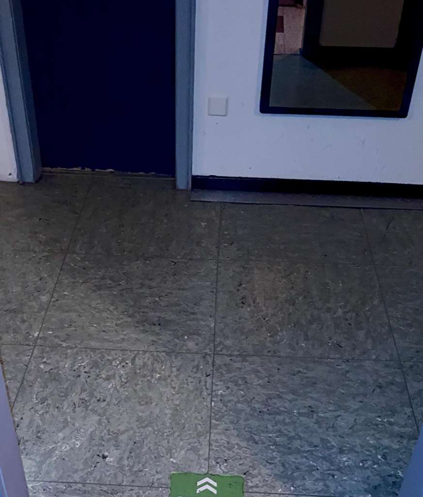 BAU.DE / BAU-Forum: 1. Bild zu Frage "Sind das sogenannte Floor Flex Platten ?" im BAU-Forum "Modernisierung / Sanierung / Bauschäden" BAU.DE / BAU-Forum: 1. Bild zu Frage "Sind das sogenannte Floor Flex Platten ?" im BAU-Forum "Modernisierung / Sanierung / Bauschäden"