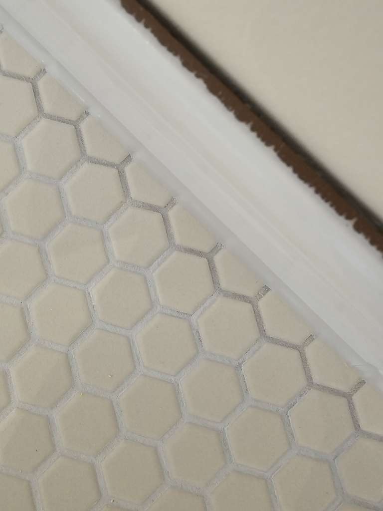 BAU.DE / BAU-Forum: 1. Bild zu Frage "weißlicher Schleier auf Fliesen nach dem Verfugen" im BAU-Forum "Modernisierung / Sanierung / Bauschäden" BAU.DE / BAU-Forum: 1. Bild zu Frage "weißlicher Schleier auf Fliesen nach dem Verfugen" im BAU-Forum "Modernisierung / Sanierung / Bauschäden"