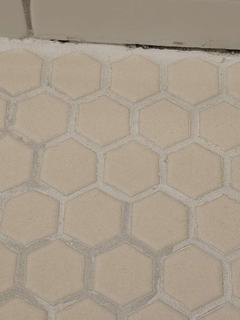 BAU.DE / BAU-Forum: 2. Bild zu Frage "weißlicher Schleier auf Fliesen nach dem Verfugen" im BAU-Forum "Modernisierung / Sanierung / Bauschäden" BAU.DE / BAU-Forum: 2. Bild zu Frage "weißlicher Schleier auf Fliesen nach dem Verfugen" im BAU-Forum "Modernisierung / Sanierung / Bauschäden"