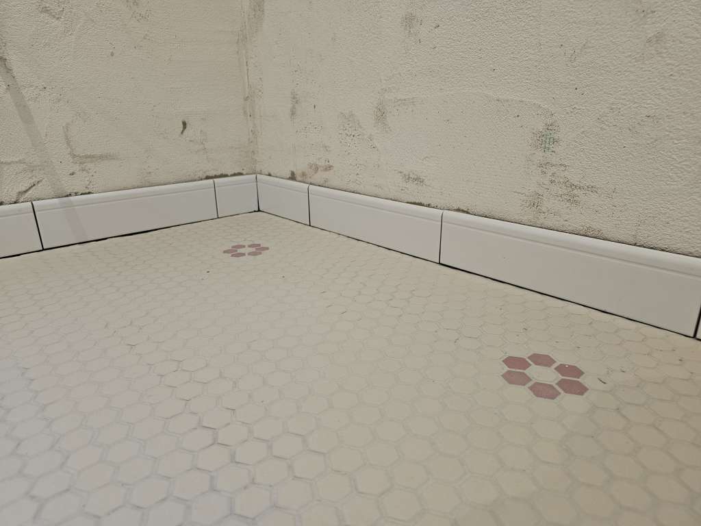 BAU.DE / BAU-Forum: 5. Bild zu Frage "weißlicher Schleier auf Fliesen nach dem Verfugen" im BAU-Forum "Modernisierung / Sanierung / Bauschäden" BAU.DE / BAU-Forum: 5. Bild zu Frage "weißlicher Schleier auf Fliesen nach dem Verfugen" im BAU-Forum "Modernisierung / Sanierung / Bauschäden"