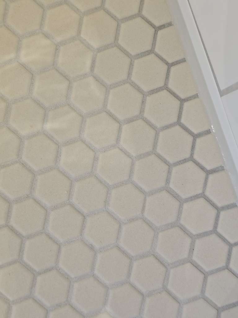 BAU.DE / BAU-Forum: 3. Bild zu Antwort "Schleifvlies, Schleifmaschine, Gutachter für Fliesen" auf die Frage "weißlicher Schleier auf Fliesen nach dem Verfugen" im BAU-Forum "Modernisierung / Sanierung / Bauschäden" BAU.DE / BAU-Forum: 3. Bild zu Antwort "Schleifvlies, Schleifmaschine, Gutachter für Fliesen" auf die Frage "weißlicher Schleier auf Fliesen nach dem Verfugen" im BAU-Forum "Modernisierung / Sanierung / Bauschäden"