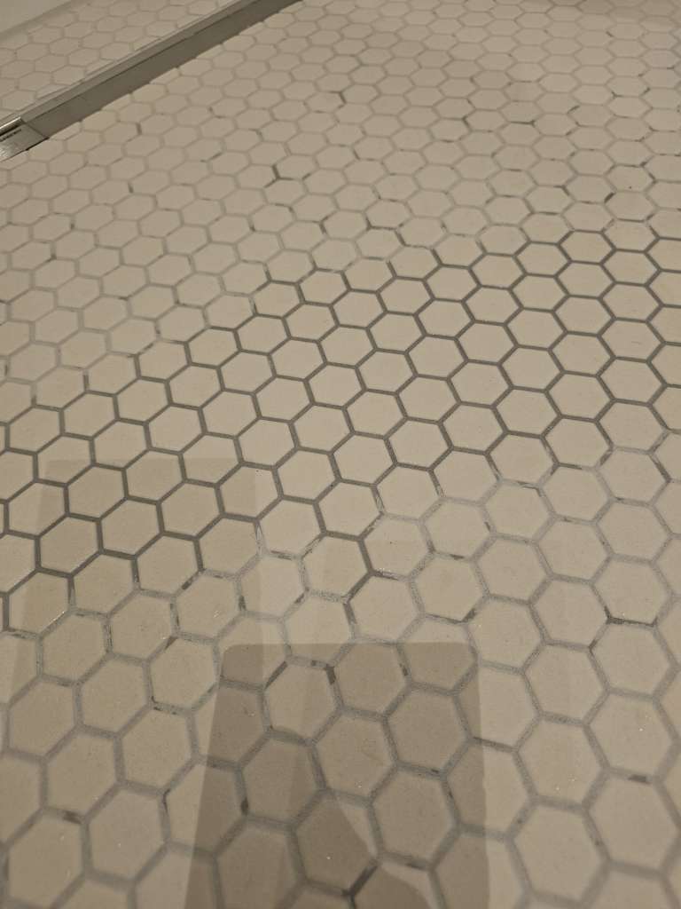 BAU.DE / BAU-Forum: 1. Bild zu Antwort "nasse Mosaikfliesen - Fugen auskratzen - Farbvertiefer" auf die Frage "weißlicher Schleier auf Fliesen nach dem Verfugen" im BAU-Forum "Modernisierung / Sanierung / Bauschäden" BAU.DE / BAU-Forum: 1. Bild zu Antwort "nasse Mosaikfliesen - Fugen auskratzen - Farbvertiefer" auf die Frage "weißlicher Schleier auf Fliesen nach dem Verfugen" im BAU-Forum "Modernisierung / Sanierung / Bauschäden"